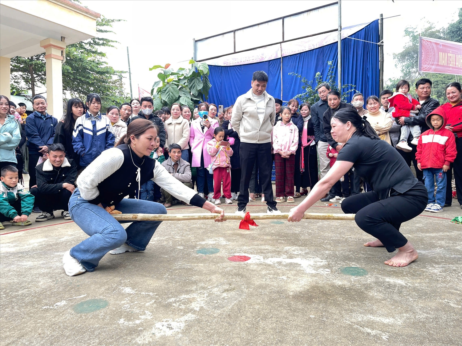 Thi đẩy gậy tại Hội hát qua làng