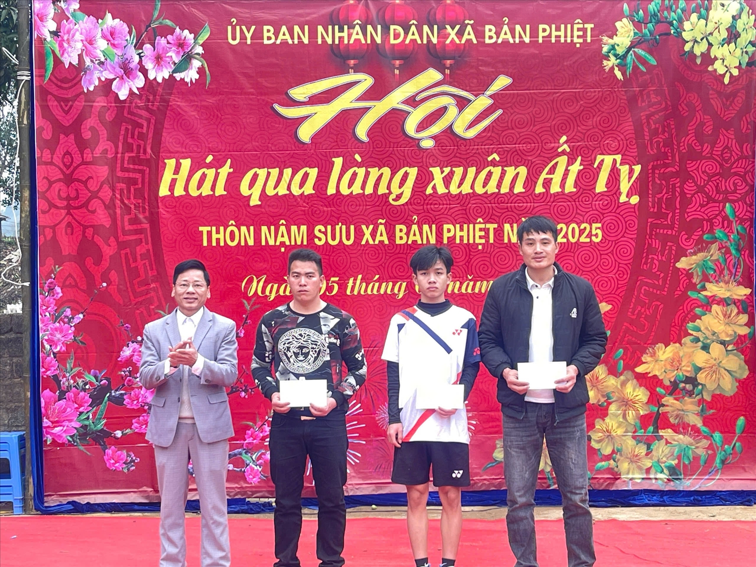 (Tin CTV) Nét đẹp văn hoá trong hội “Hát qua làng” tại xã Bản Phiệt 5