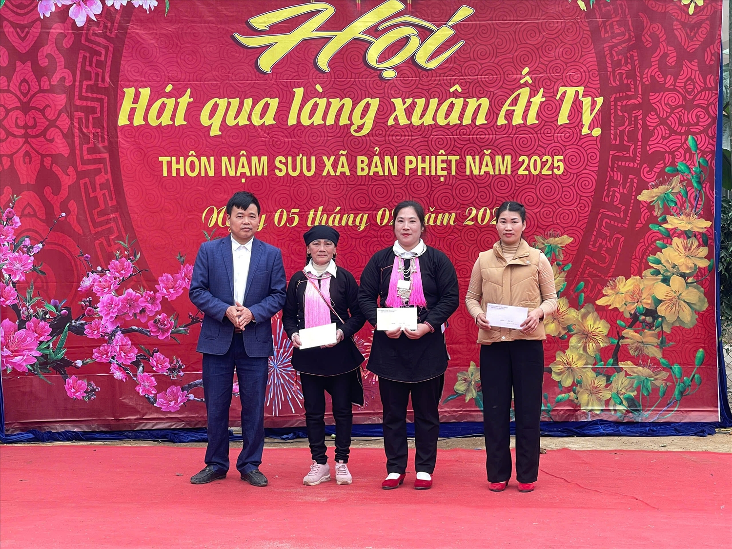 (Tin CTV) Nét đẹp văn hoá trong hội “Hát qua làng” tại xã Bản Phiệt 4