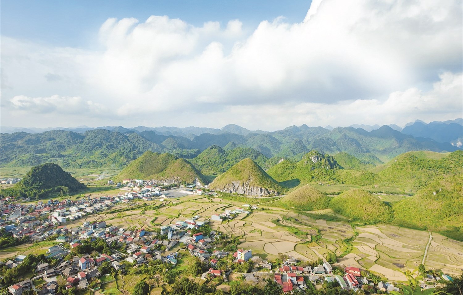 Hệ thống cơ sở vật chất, hạ tầng tại các địa phương trên địa bàn huyện Quản Bạ, tỉnh Hà Giang đang ngày một hoàn thiện nhằm đáp ứng nhu cầu phát triển của địa phương