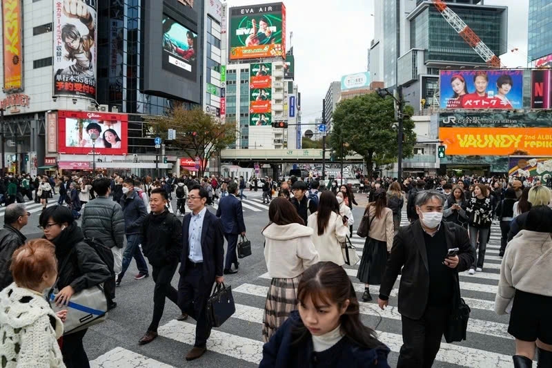 Người dân đi bộ qua một ngã tư ở Tokyo, Nhật Bản. (Ảnh: Tân Hoa xã)