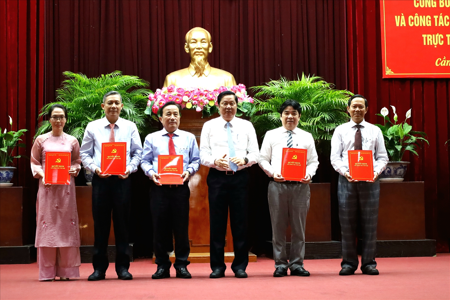 Ông Phạm Văn Hiểu, Phó Bí thư Thường trực Thành ủy, Chủ tịch HĐND thành phố, Bí thư Đảng ủy các cơ quan Đảng thành phố trao quyết định chuyển giao tổ chức đảng từ Đảng ủy Khối Doanh nghiệp đến thường trực các quận ủy