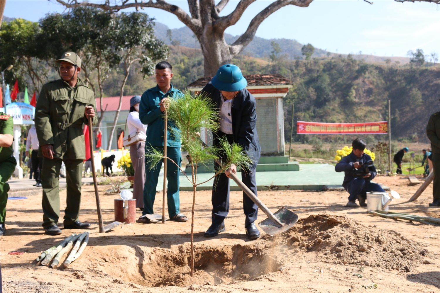 Bí thư Tỉnh ủy Kon Tum Dương Văn Trang tham gia trồng cây xanh tạo cảnh quan khu Di tích lịch sử cách mạng Căn cứ Huyện uỷ H16