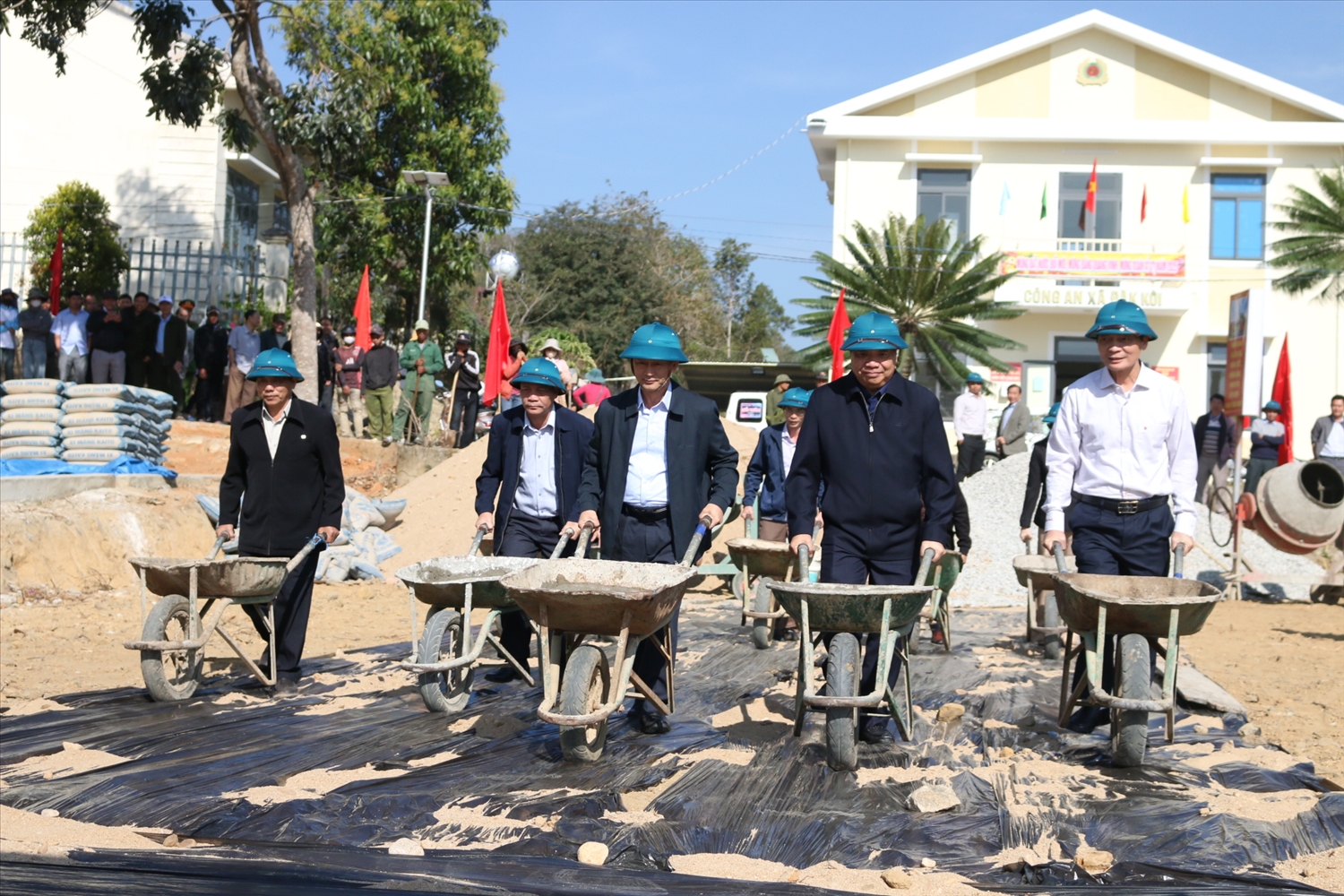 Bí thư Tỉnh ủy Kon Tum Dương Văn Trang (đi giữa) cùng các đại biểu tham dự buổi lễ đã đổ mẻ bê tông đầu tiên làm sân bóng chuyền thôn Kon Rlong, xã Đăk Kôi, huyện Kon Rẫy