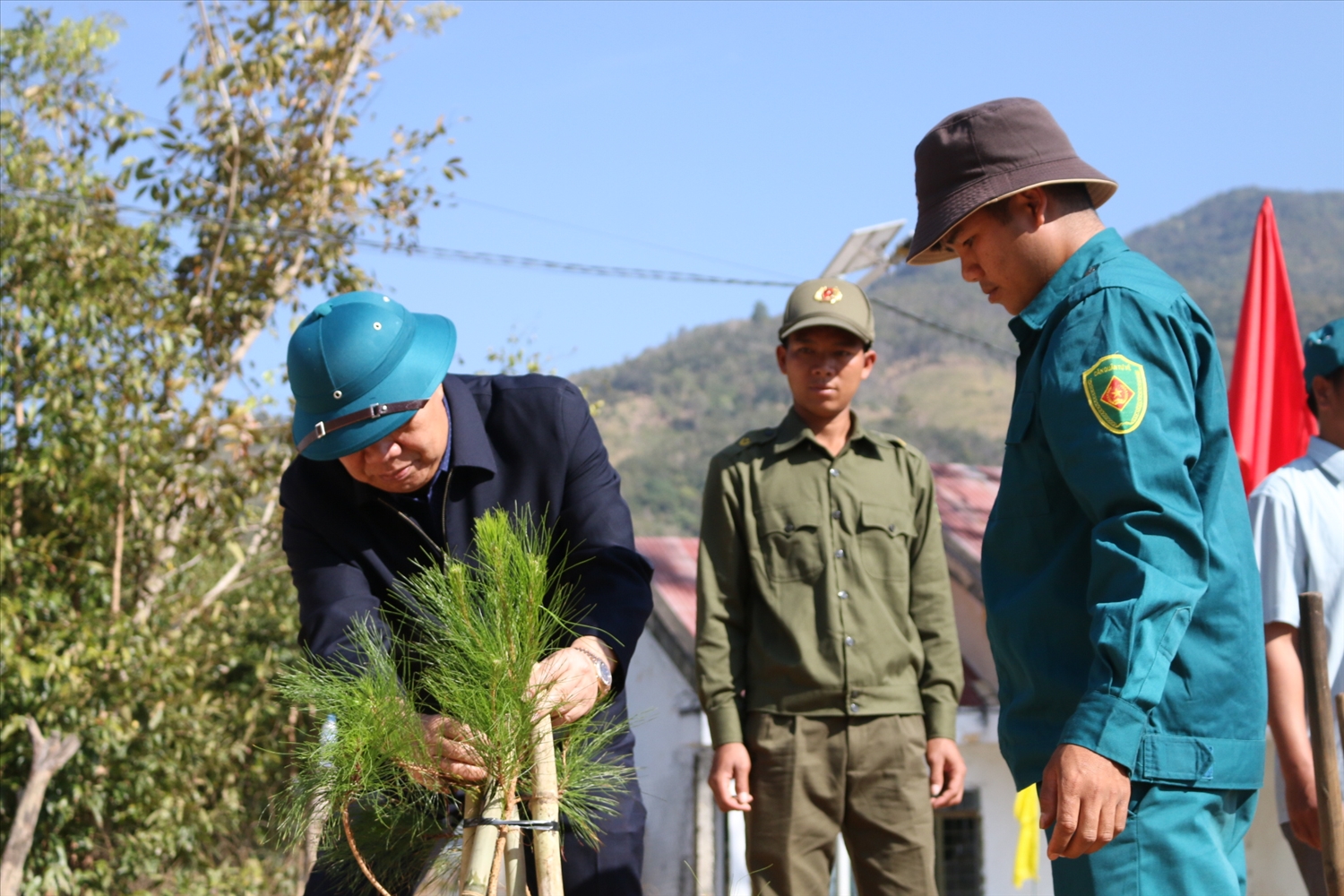 Các đại biểu tham gia trồng cây xanh tạo cảnh quan khu Di tích lịch sử cách mạng Căn cứ Huyện uỷ H16