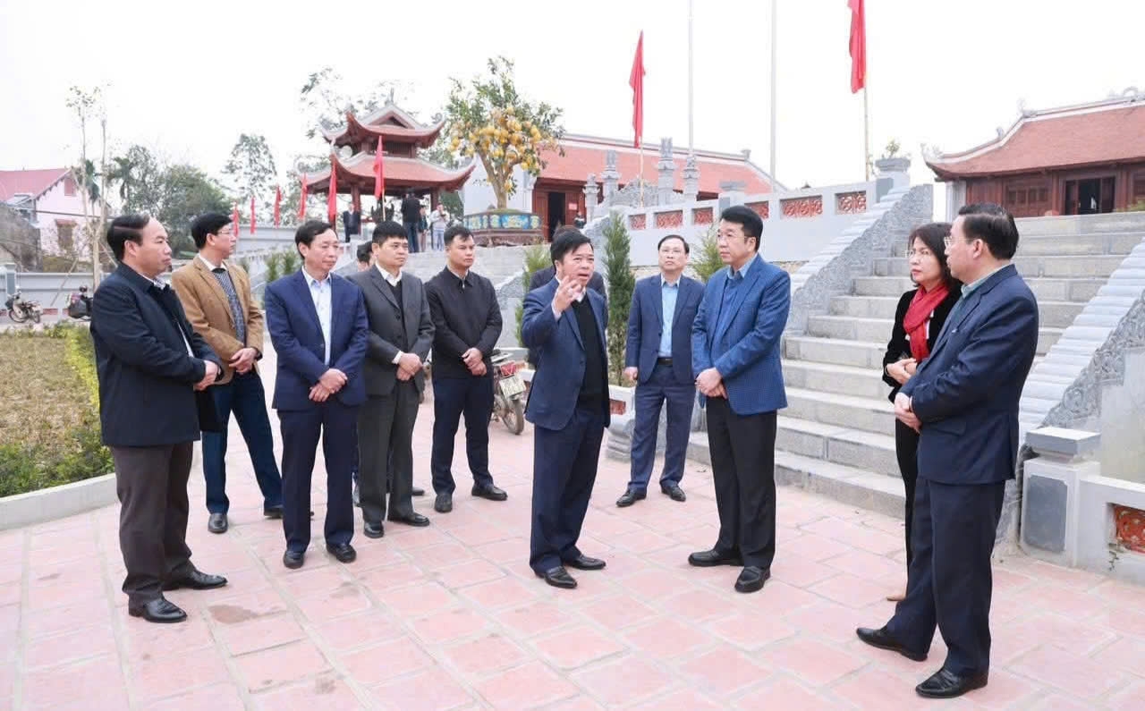 Lãnh đạo tỉnh Thái Nguyên và TP. Phổ Yên kiểm tra công tác chuẩn bị tổ chức Hội đền Lý Nam Đế. Ảnh: TL