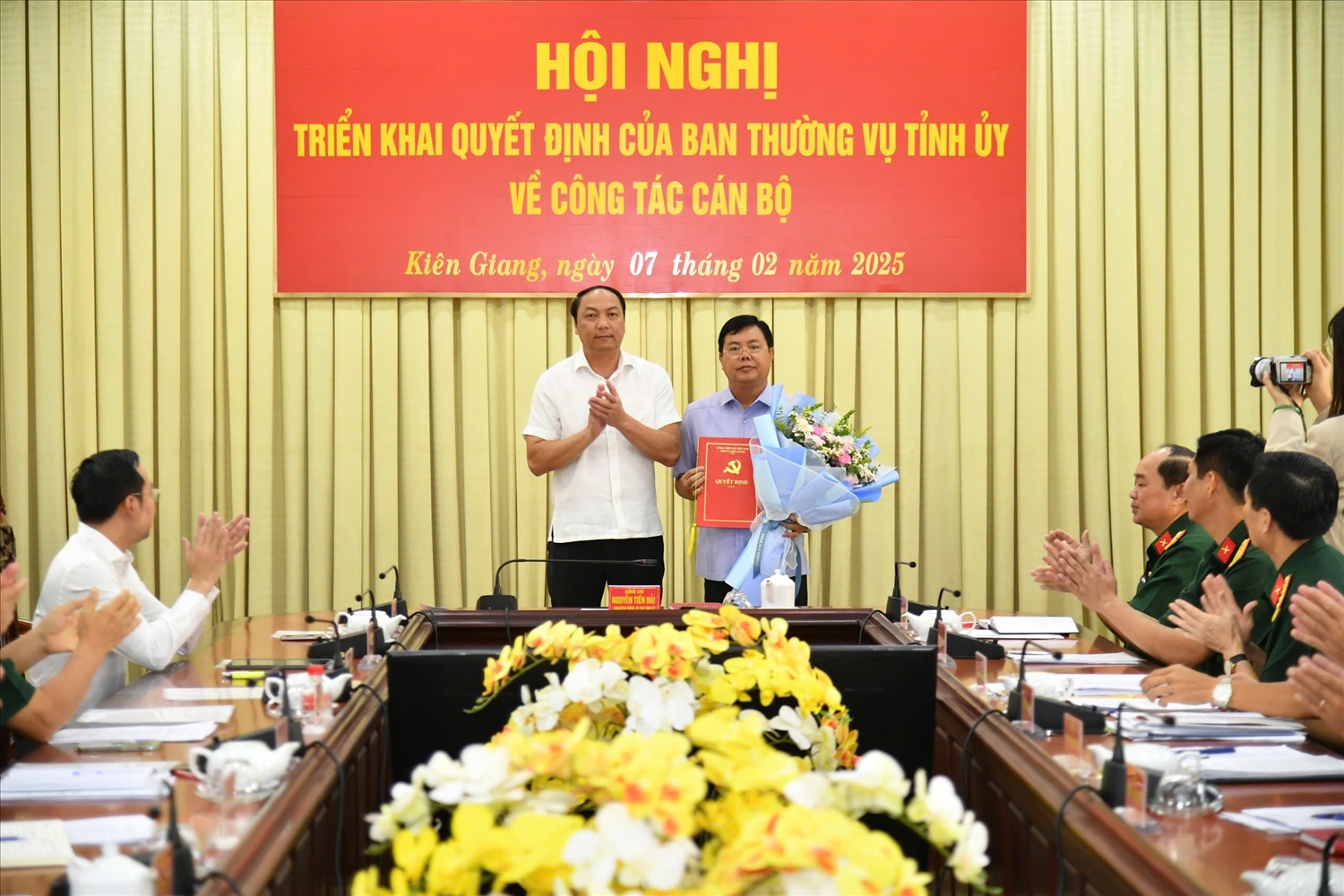 Ông Lâm Minh Thành trao quyết định của Ban Thường vụ Tỉnh ủy đến ông Nguyễn Tiến Hải Bí thư Đảng ủy Quân sự tỉnh Kiên Giang