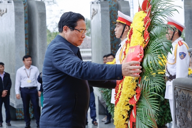 Thủ tướng Chính phủ Phạm Minh Chính dâng hoa tại Nghĩa trang liệt sĩ tỉnh Quảng Nam - Ảnh: VGP/Nhật Bắc