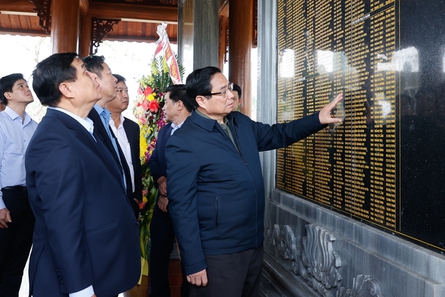 Thủ tướng thăm nhà bia ghi danh tưởng niệm các anh hùng liệt sĩ tại Nghĩa trang liệt sĩ tỉnh Quảng Nam - Ảnh: VGP/Nhật Bắc - Ảnh: VGP/Nhật Bắc