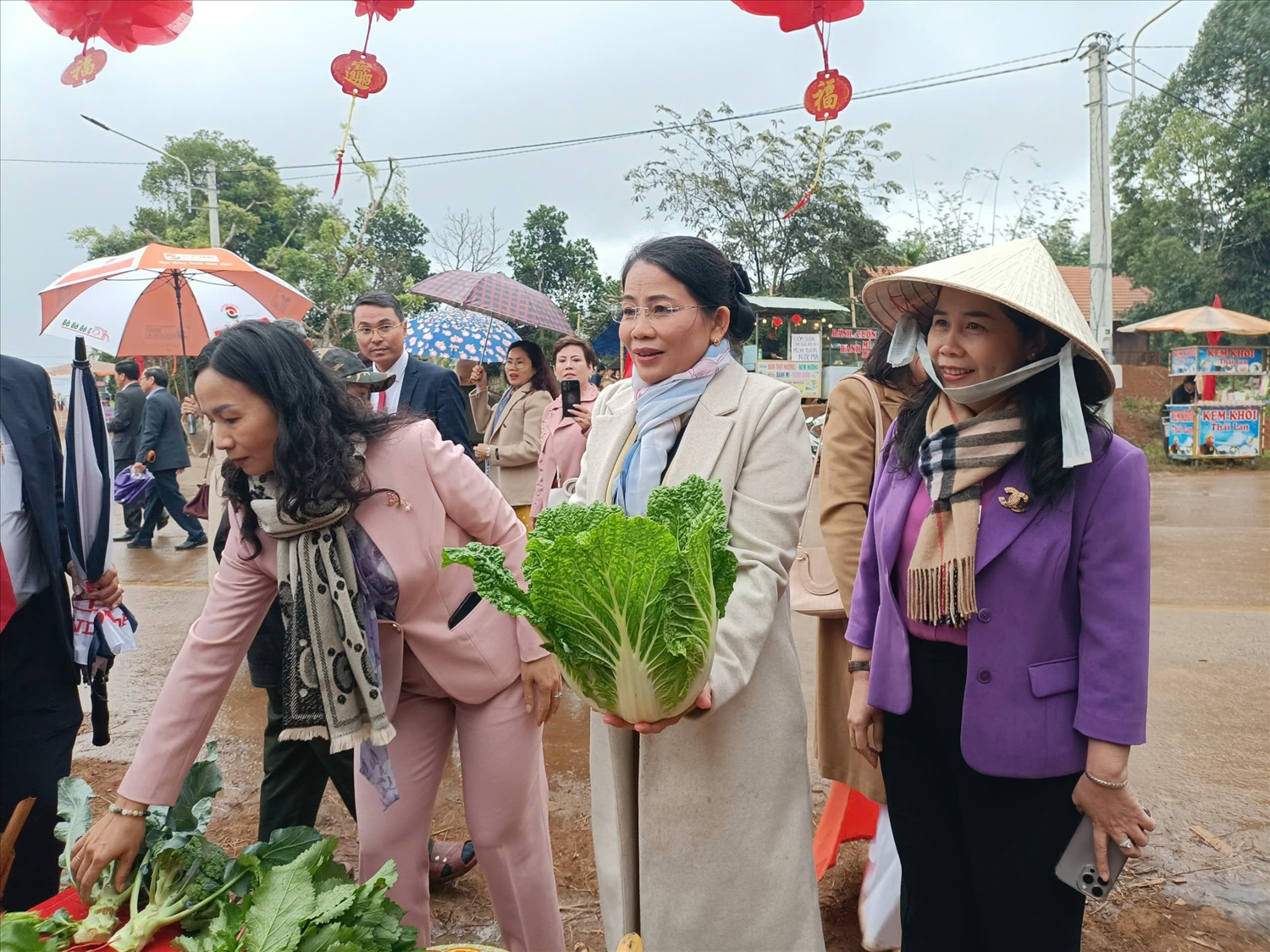 Du khách thăm các gian hàng nông sản tại huyện miền núi Vĩnh Thạnh.