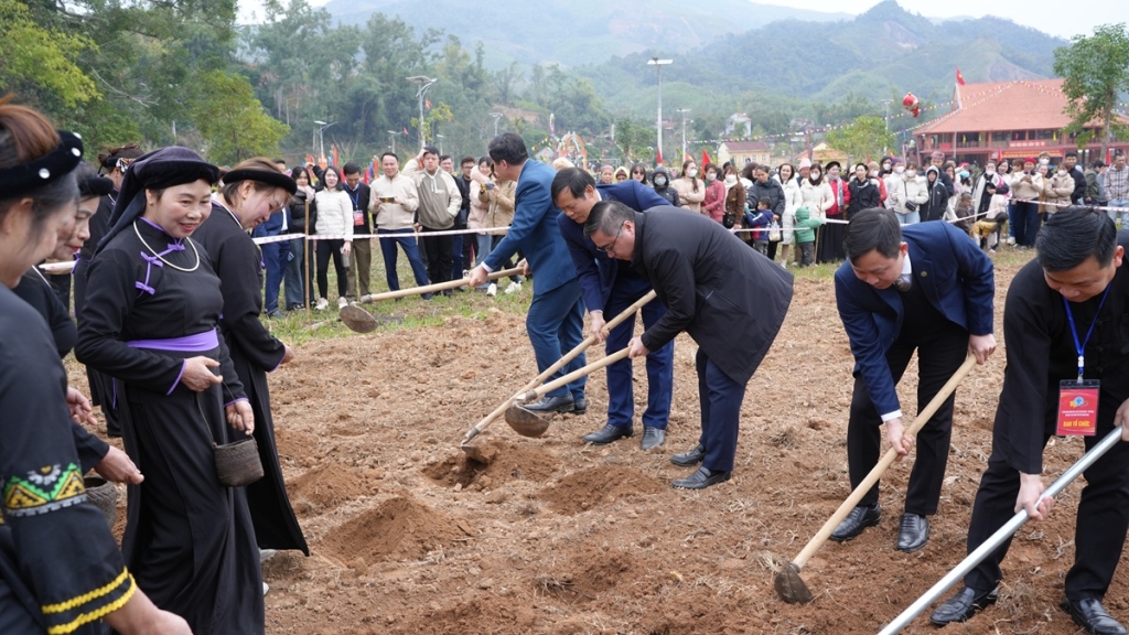 Các đại biểu và nhân dân thực hiện nghi thức lễ Lồng tồng xuống đồng, gieo hạt đầu năm mới