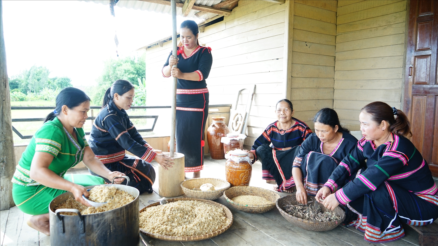 Các công đoạn làm nên men rượu cần truyền thống được các thành viên trong mô hình chuẩn bị kỹ lưỡng trước khi ghi hình đăng trên mạng xã hội