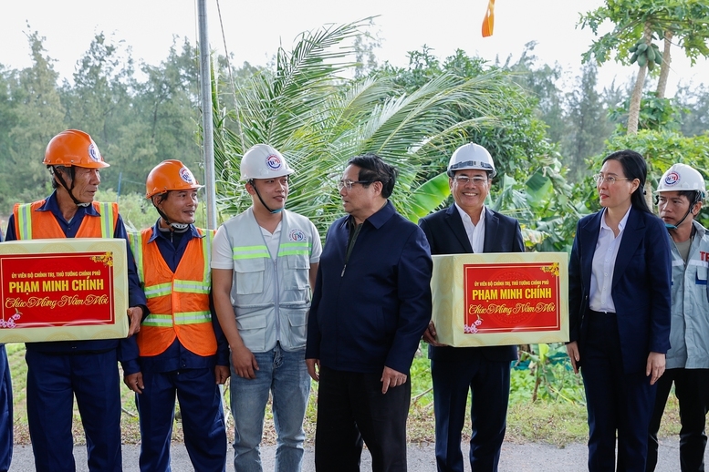 Đường ven biển Dung Quất - Sa Huỳnh dài khoảng 100 km, nằm trong hệ thống đường ven biển của cả nước, do tỉnh Quảng Ngãi đầu tư với nguồn vốn theo phê duyệt là 5.654 tỷ đồng (chưa tính đến giá trị trượt giá).