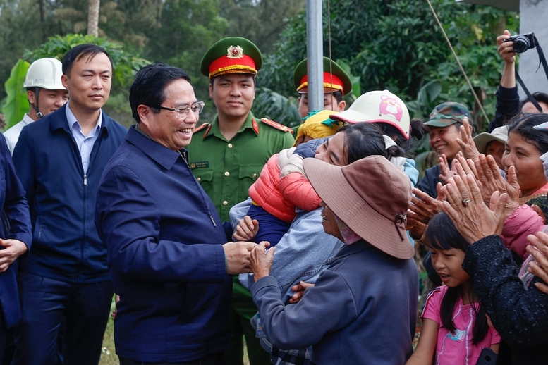 Thủ tướng thăm hỏi, động viên người dân tại khu vực dự án đường ven biển Dung Quất - Sa Huỳnh - Ảnh: VGP/Nhật Bắc