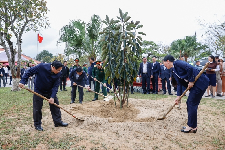 Thủ tướng trồng cây tại Khu lưu niệm cố Thủ tướng Phạm Văn Đồng - Ảnh: VGP/Nhật Bắc