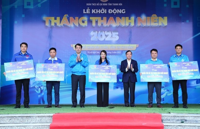 Trao biển hỗ trợ nguồn vốn vay cho thanh niên khởi nghiệp