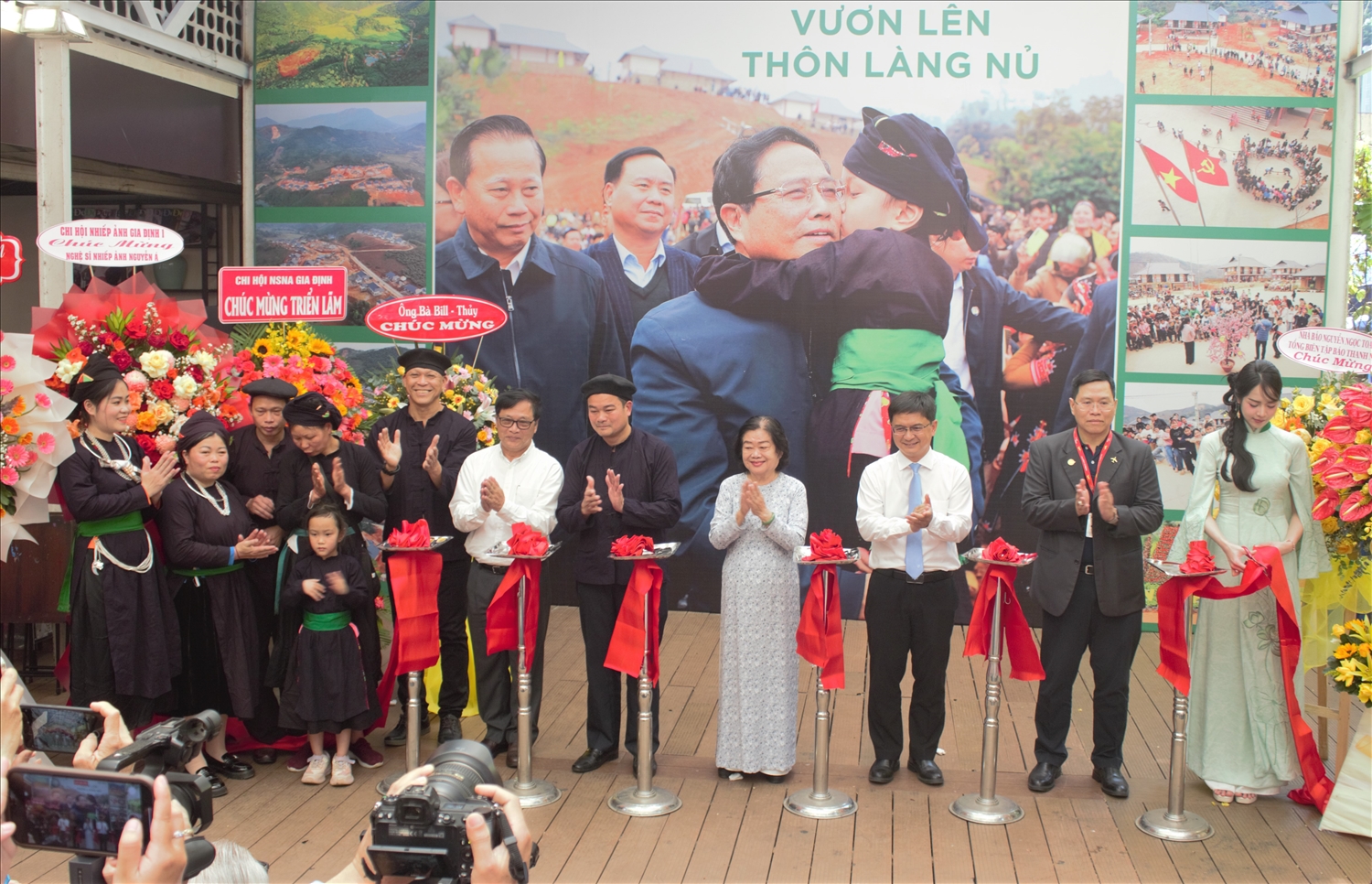 Nguyên Phó Chủ tịch nước Trương Mỹ Hoa, Trưởng Ban Tuyên giáo và Dân vận Thành ủy TP. Hồ Chí Minh Nguyễn Mạnh Cường cùng NSNA Nguyễn Á và các khách mời thực hiện nghi thức cắt băng khai mạc triển lãm