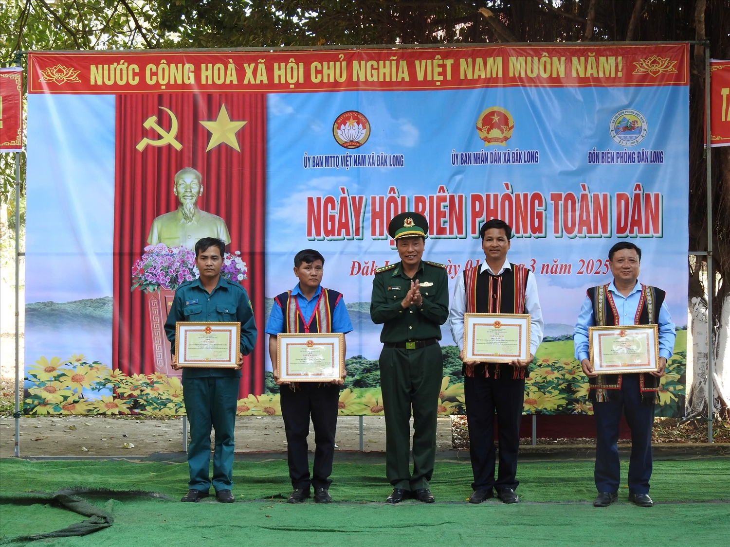 Bộ Chỉ huy Bộ đội Biên phòng tỉnh Kon Tum tặng Giấy khen cho các cá nhân có thành tích xuất sắc trong thực hiện "Phong trào toàn dân tham gia bảo vệ chủ quyền lãnh thổ, an ninh biên giới quốc gia trong tình hình mới"