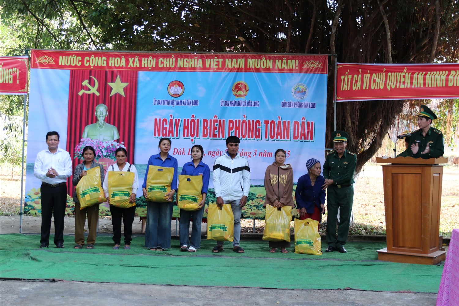 Phó Bí thư Tỉnh ủy Kon Tum Nguyễn Đức Tuy và lãnh đạo Bộ Chỉ huy Bộ đội Biên phòng tỉnh Kon Tum tặng quà cho các hộ gia đình có hoàn cảnh khó khăn ở xã Đăk Long, huyện Đăk Glei