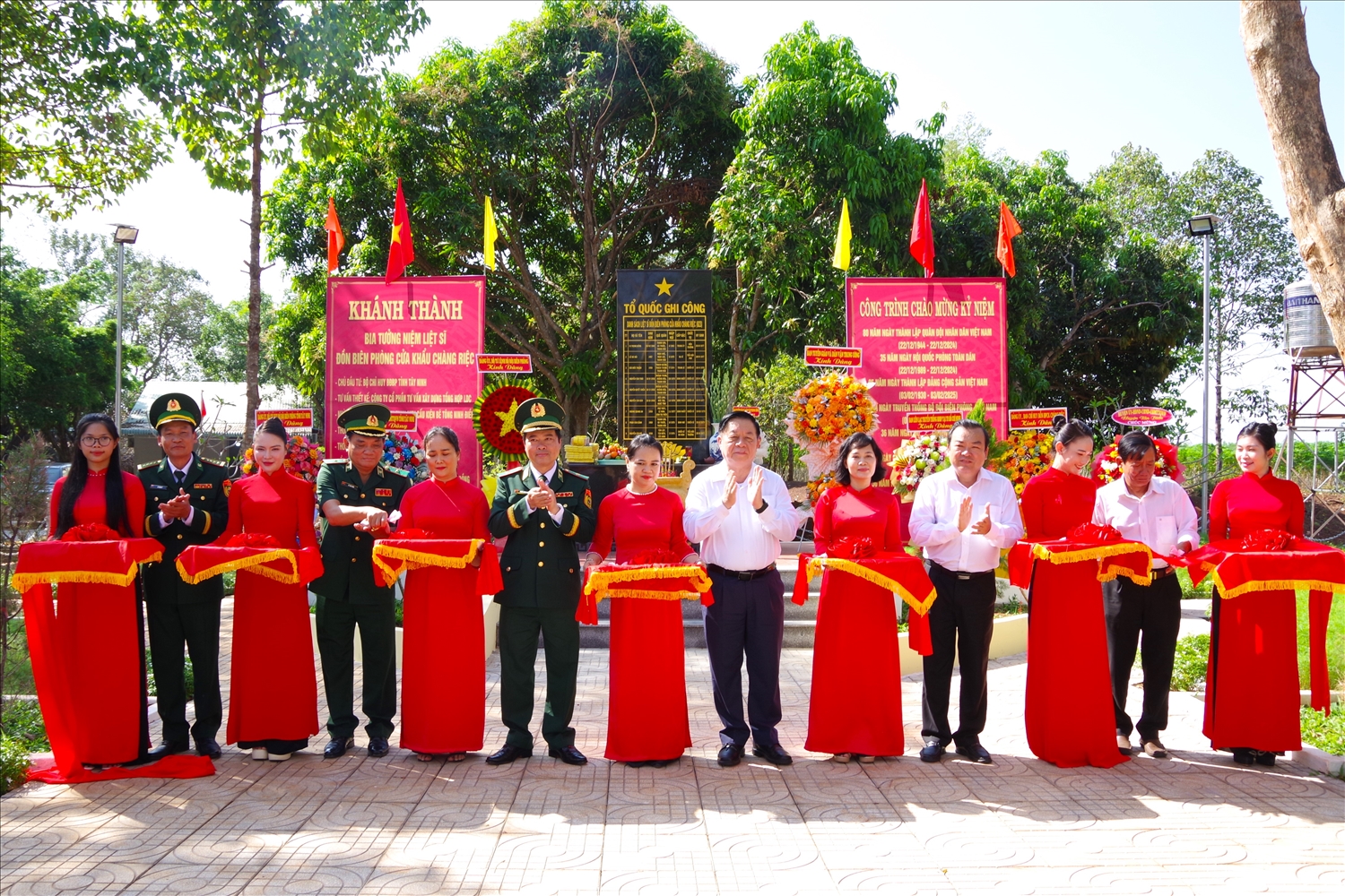 Ông Nguyễn Trọng Nghĩa, Ủy viên Bộ Chính trị, Bí thư Trung ương Đảng, Trưởng Ban Tuyên giáo và Dân vận Trung ương cùng các đại biểu thực hiện nghi thức cắt băng khánh thành Công trình bia tưởng niệm 