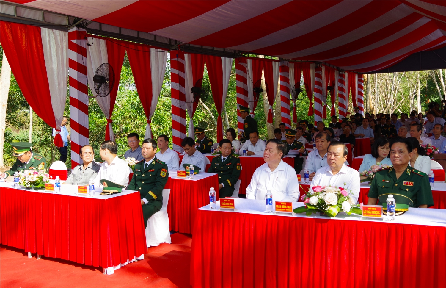 Đoàn công tác Trung ương cùng đồng bào khu vực biên giới thuộc tỉnh Tây Ninh cùng tham dự Lễ khánh thành Công trình bia tưởng niệm Liệt sỹ Đồn Biên phòng cửa khẩu Chàng Riệc ( ảnh: Lê Khoa)