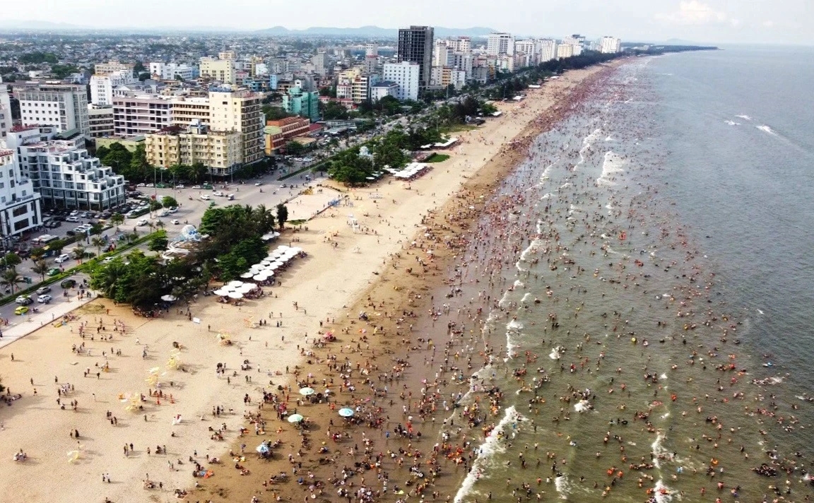 Sầm Sơn có bờ biển dài khoảng 6km, cách thành phố Thanh Hóa 16km về phía Đông và cách Hà Nội khoảng 170km