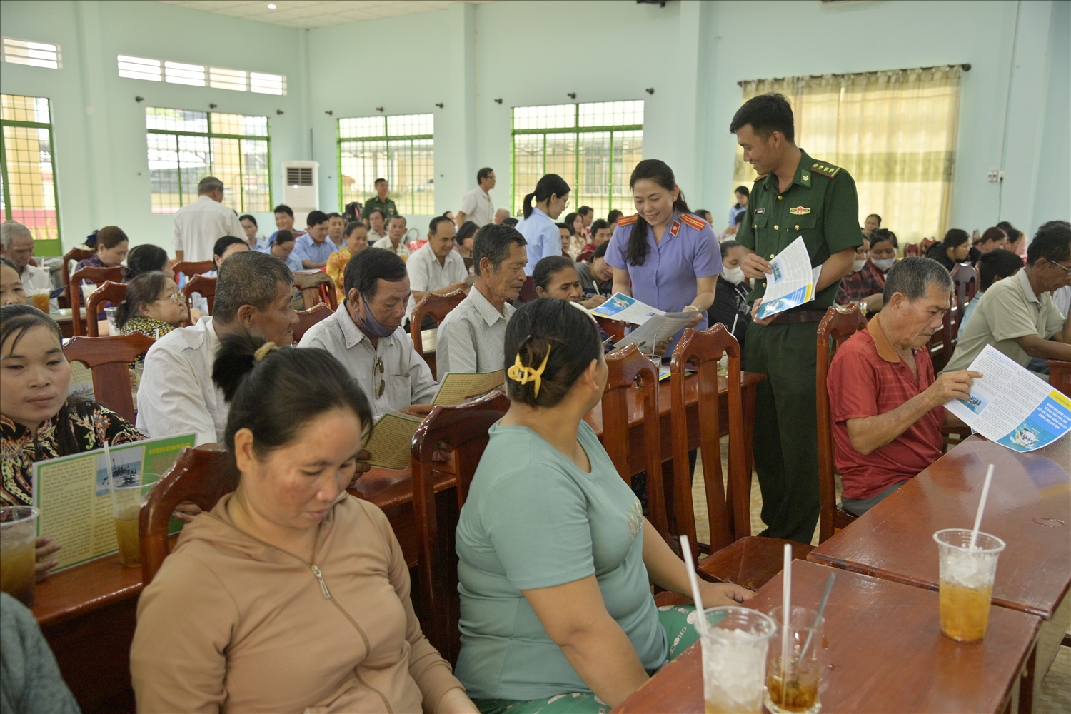 Phát tờ rơi tuyên truyền phòng chống khai thác hải sản bất hợp pháp và các hành vi được xem là vi phạm pháp luật đến bà con Nhân dân huyện Châu Thành