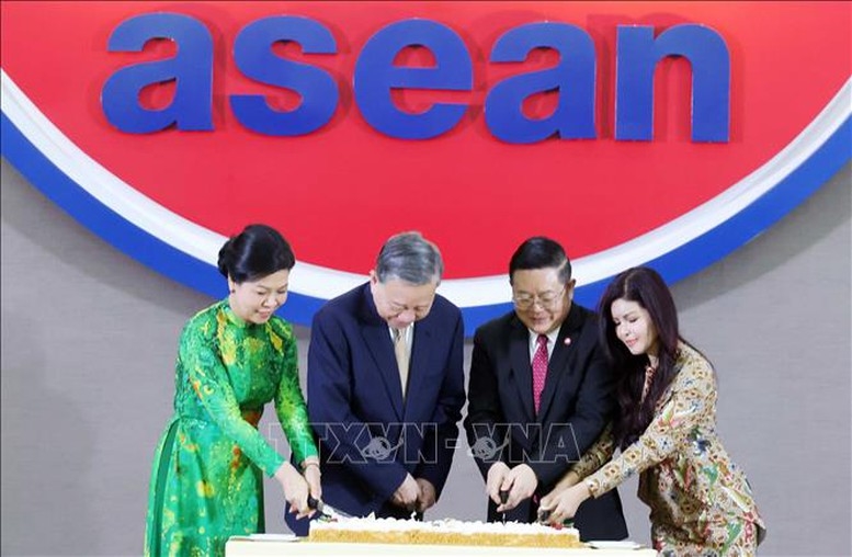 Tổng Bí thư Tô Lâm và Phu nhân cùng Tổng Thư ký ASEAN Kao Kim Hourn và Phu nhân cắt bánh chào mừng 30 năm Việt Nam gia nhập ASEAN. Ảnh: TTXVN