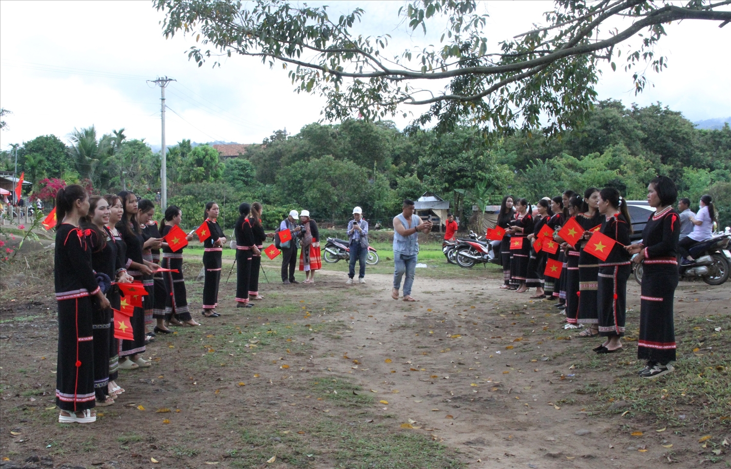 Người dân buôn Pai Ar mặc trang phục truyền thống chào đón đại biểu đến dự Lễ cúng bến nước