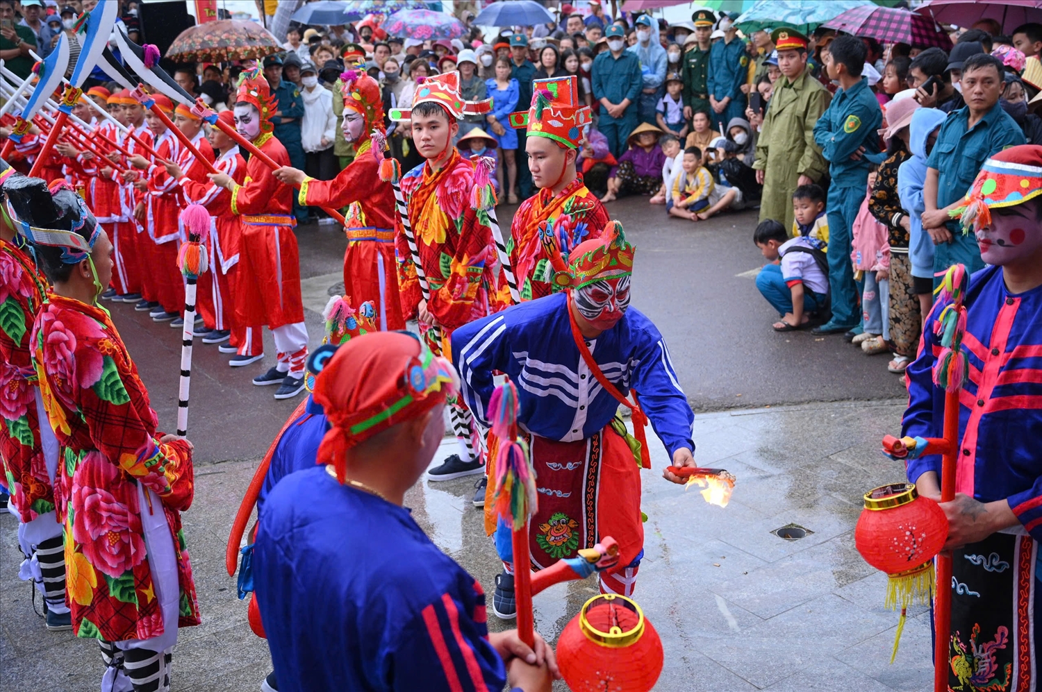 Một nghi thức trong phần lễ của Lễ hội cầu ngư ở Nhơn Hải.