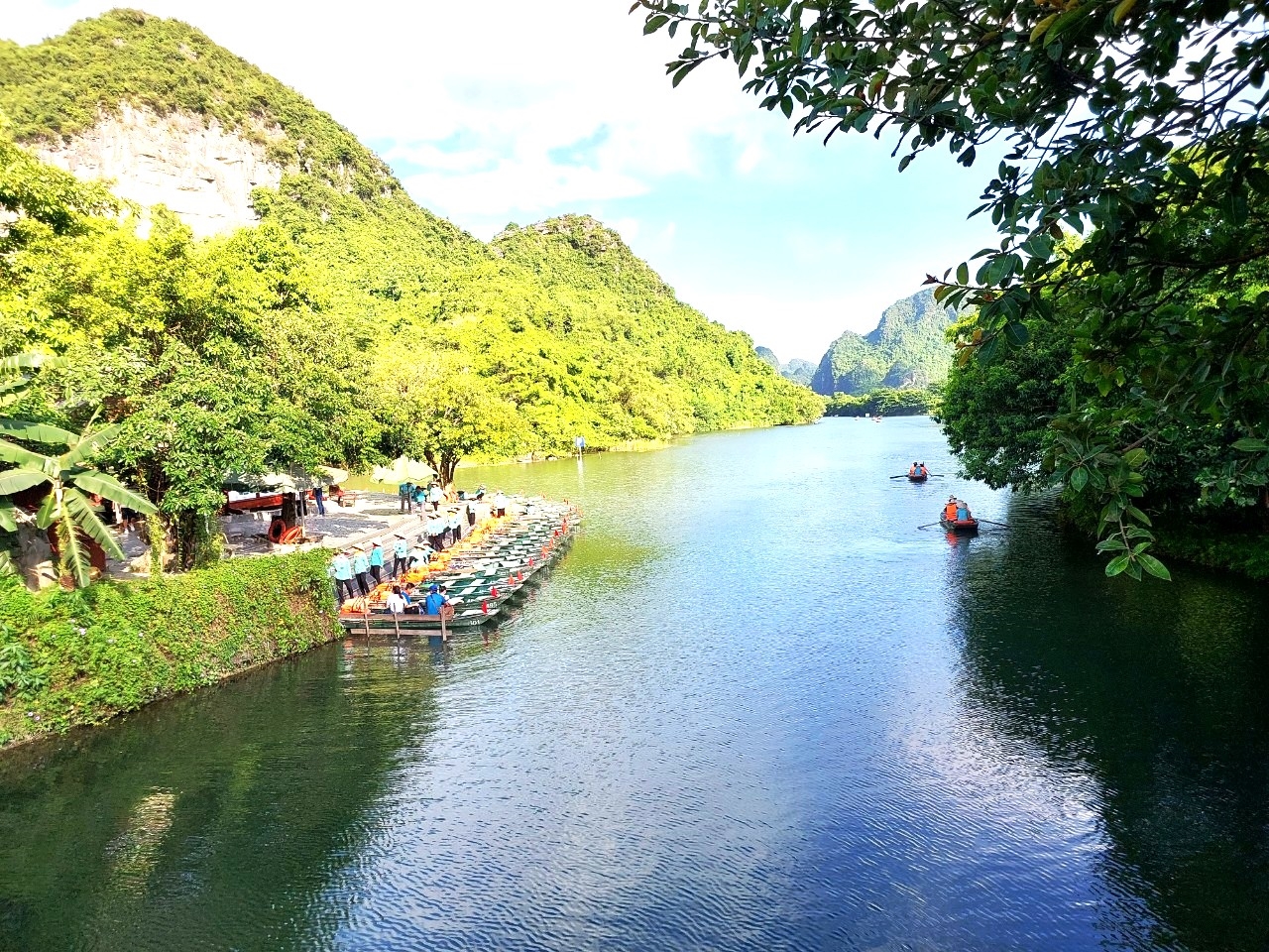 Bến thuyền, nơi khởi đầu cho hành trình khám phá danh thắng Tràng An của du khách.