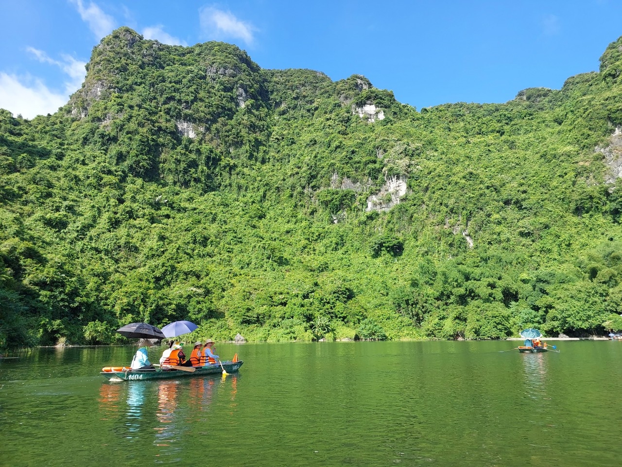 Thong dong trên chiếc thuyền nhỏ, du khách sẽ có cơ hội khám phá vẻ đẹp muôn màu của quần thể Tràng An.