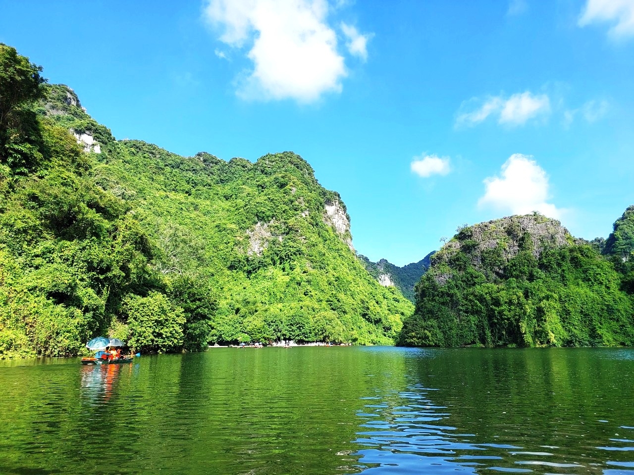 Không gian non nước Tràng An tràn ngập sắc xanh của cây lá, làn nước và mây trời. 