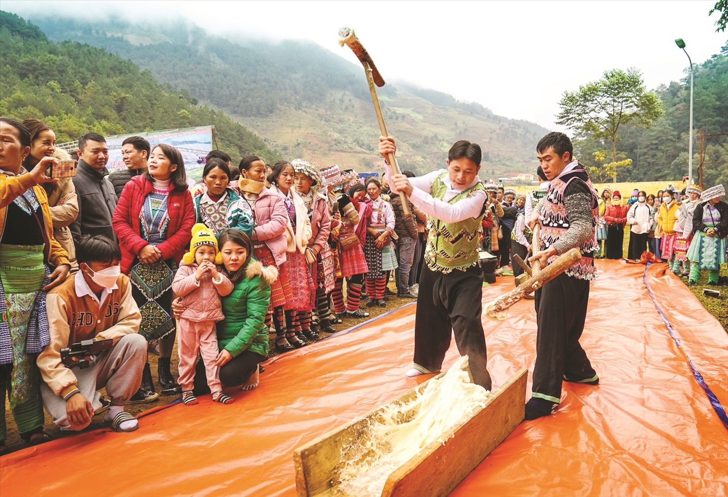 Giã bánh giầy trong Lễ hội Gầu Tào ở Yên Bái