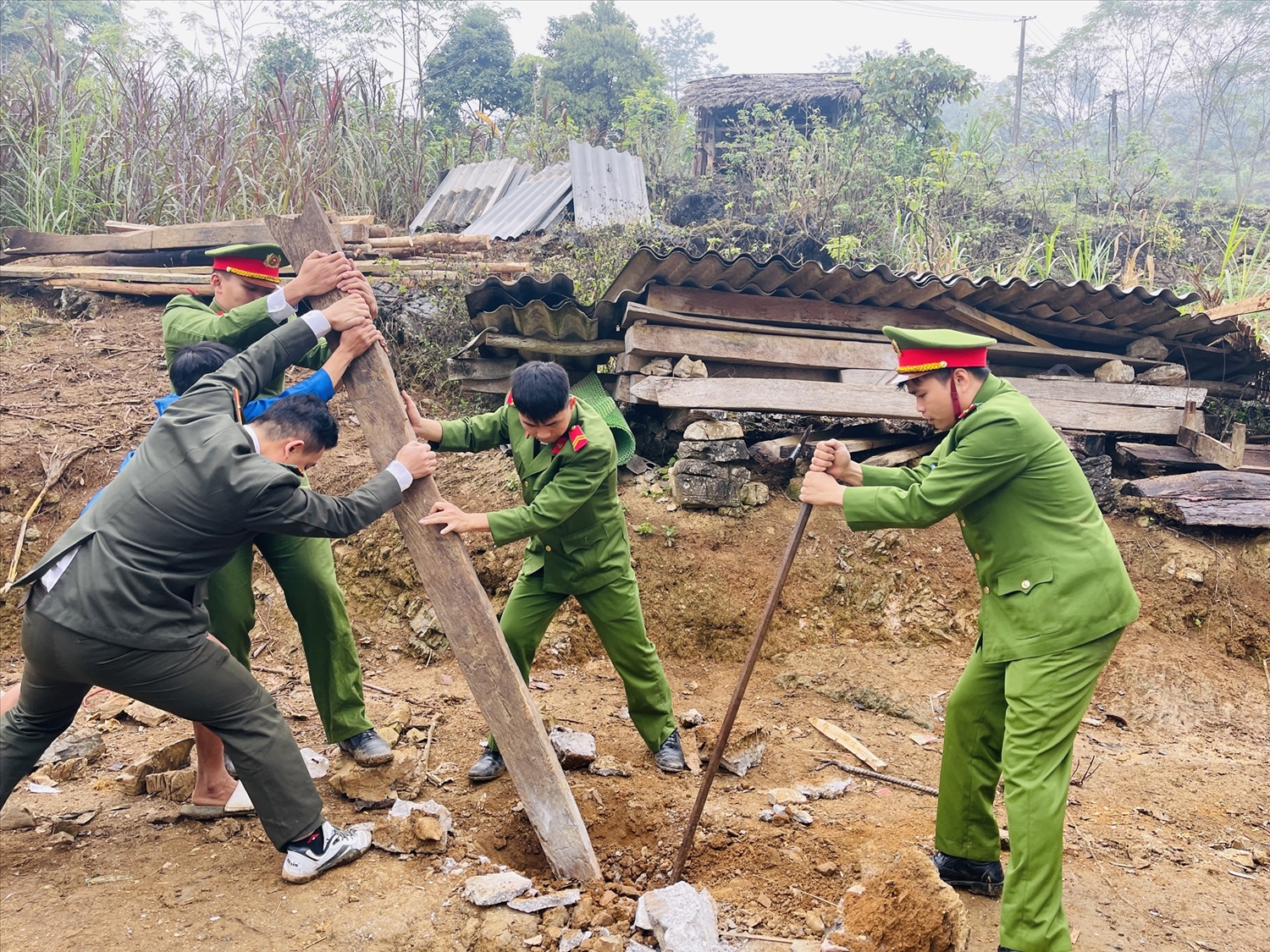 Các đại biểu thực hiện khởi công tại hộ gia đình anh Mùng Văn Chiến, thôn Nà Qua, xã Ngọc Linh. 