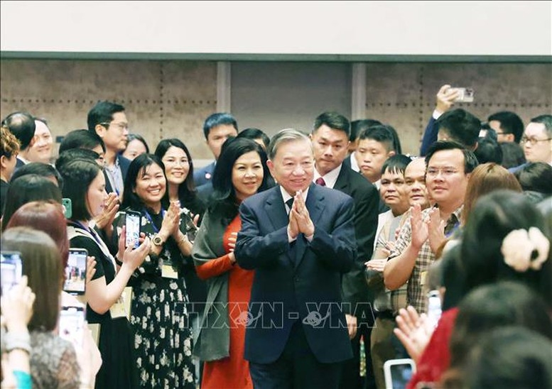 Tổng Bí thư Tô Lâm và Phu nhân gặp gỡ cán bộ, nhân viên cơ quan đại diện và đại diện cộng đồng người Việt Nam tại Singapore