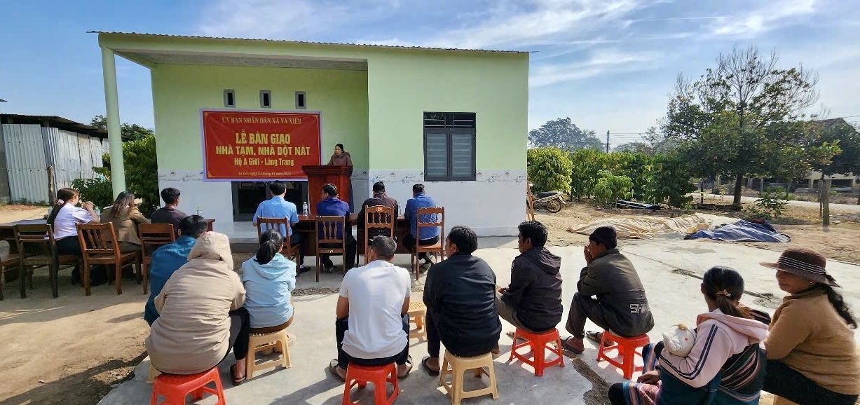 UBND xã Ya Xiêr, huyện Sa Thầy tổ chức lễ bàn giao căn nhà mới cho gia đình ông A Giới ở làng Trang