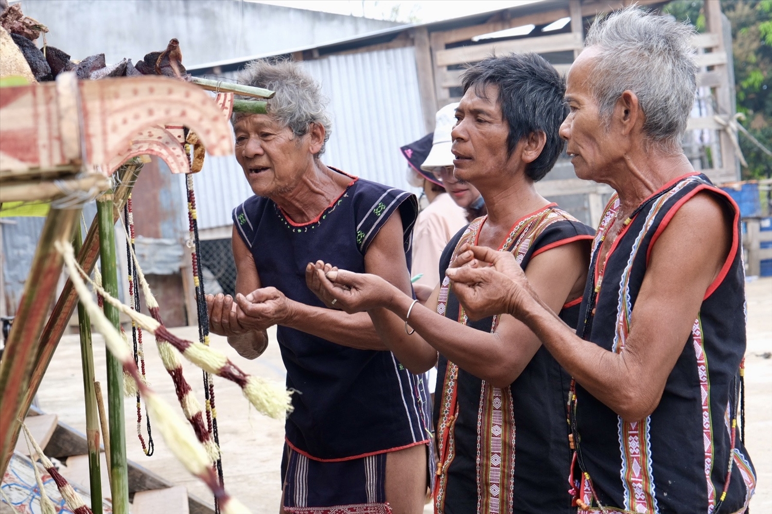 Hội đồng già làng chủ trì thực hiện các nghi thức cổ truyền của lễ cúng Sơmă Kơcham