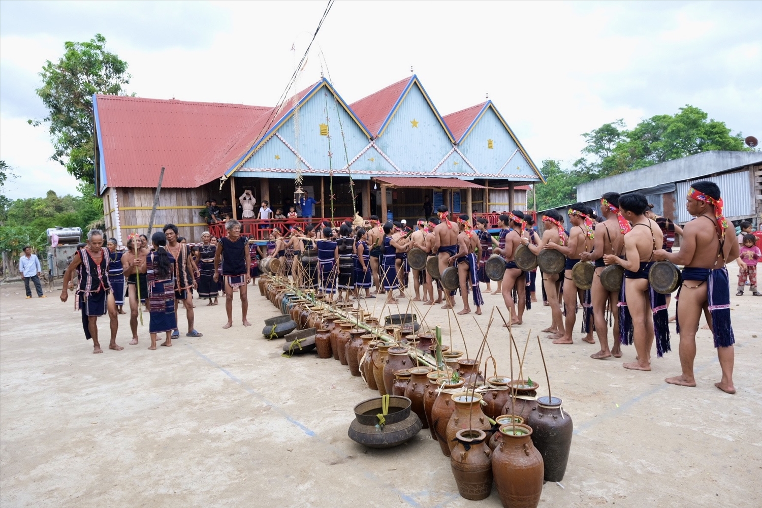 Đồng bào Ba Na làng Hrách cùng nhau tổ chức lễ Sơmă Kơcham (mừng năm mới) tại nhà rông của làng