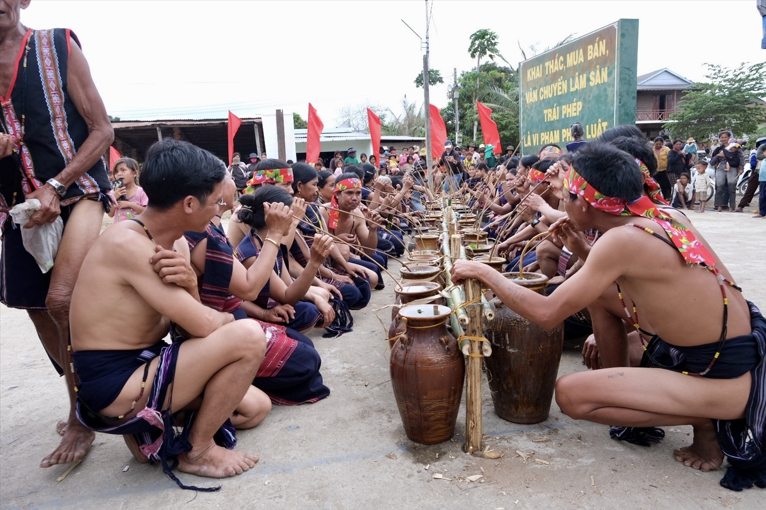 Dân làng gắn kết, cùng nhau thưởng thức rượu ghè vui lễ Sơmă Kơcham với niềm tin về một năm mới bình an, sung túc, thóc lúa đầy kho