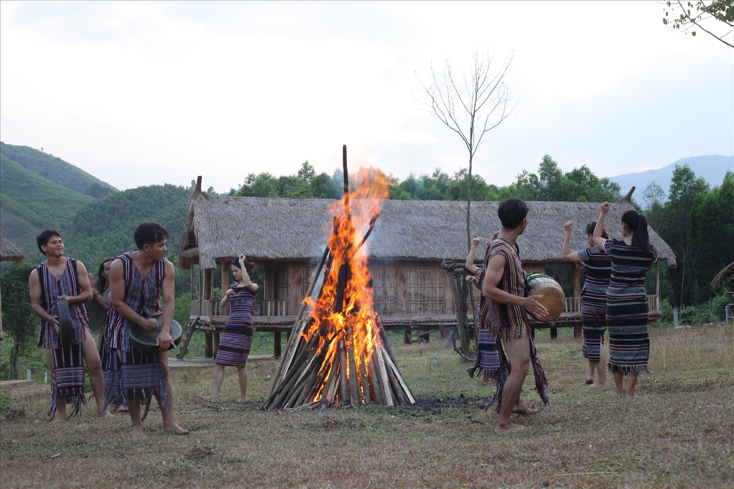 Thổ cẩm là một phần không thể thiếu trong đời sống của người dân thôn Làng Teng