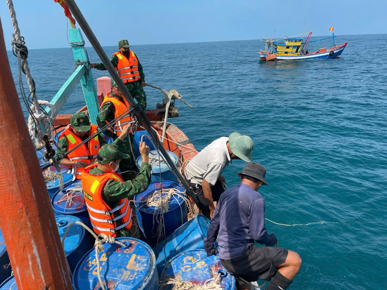 Các lực lượng triển khai tìm kiếm, trục vớt tàu cá của ngư dân bị chìm tại vùng biển thuộc xã Nam Du