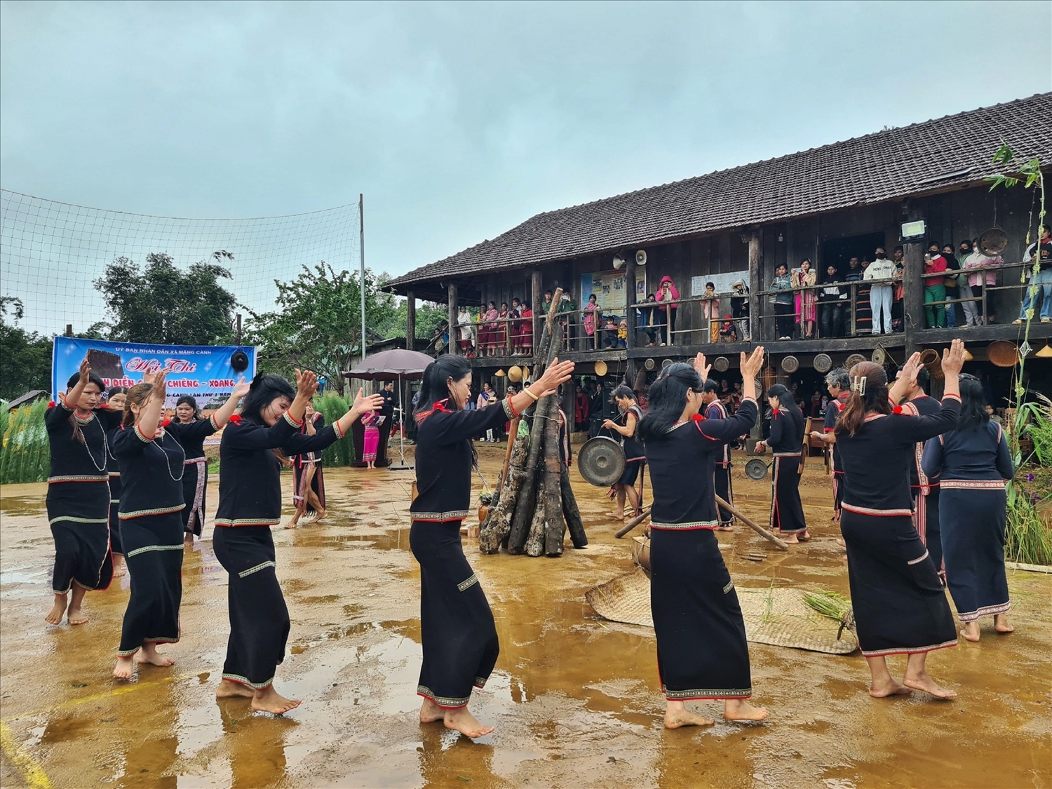 Người làng Kon Chênh đã bảo tồn, phát huy giá trị văn hóa dân tộc để phát triển du lịch, nâng cao thu nhập.