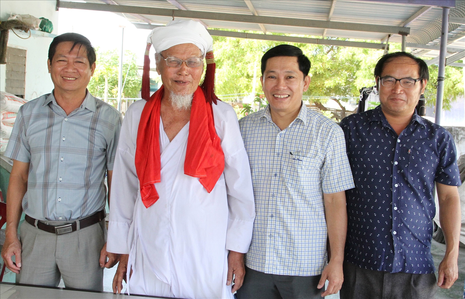 Ông Bạch Văn Dương, Phó Giám đốc Sở Dân tộc và Tôn giáo tỉnh Ninh Thuận thăm, chúc sức khỏe Cả sư Hán Đô - Chủ tịch Hội đồng Chức sắc Chăm Bàlamôn tỉnh Ninh Thuận. 