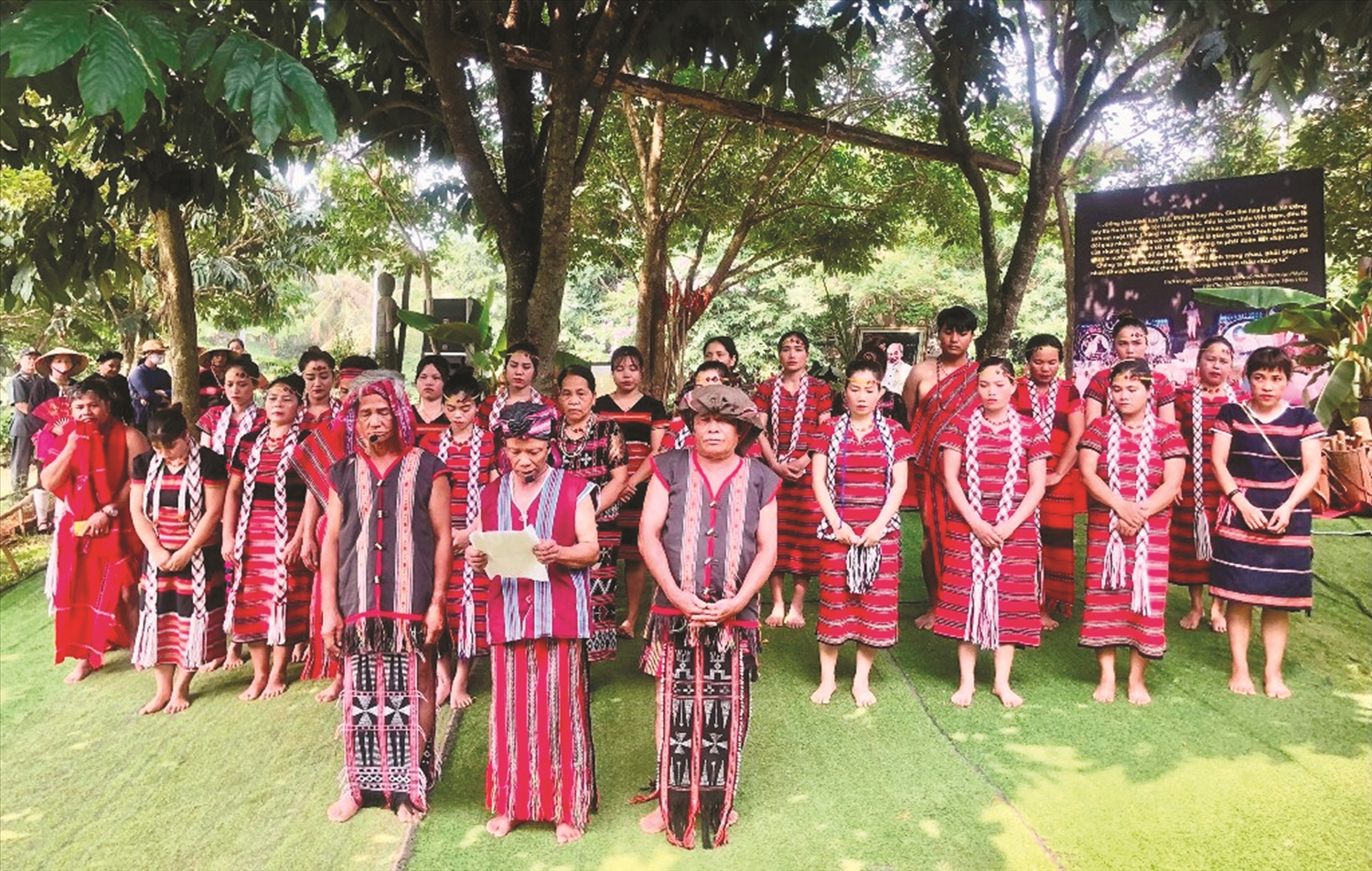 Già Hồ Văn Hạnh (người đứng ở giữa, hàng trên cùng) là tấm gương sáng tiêu biểu về bảo tồn văn hóa truyền thống của đồng bào Pa Kô ở huyện A Lưới. Ảnh TL