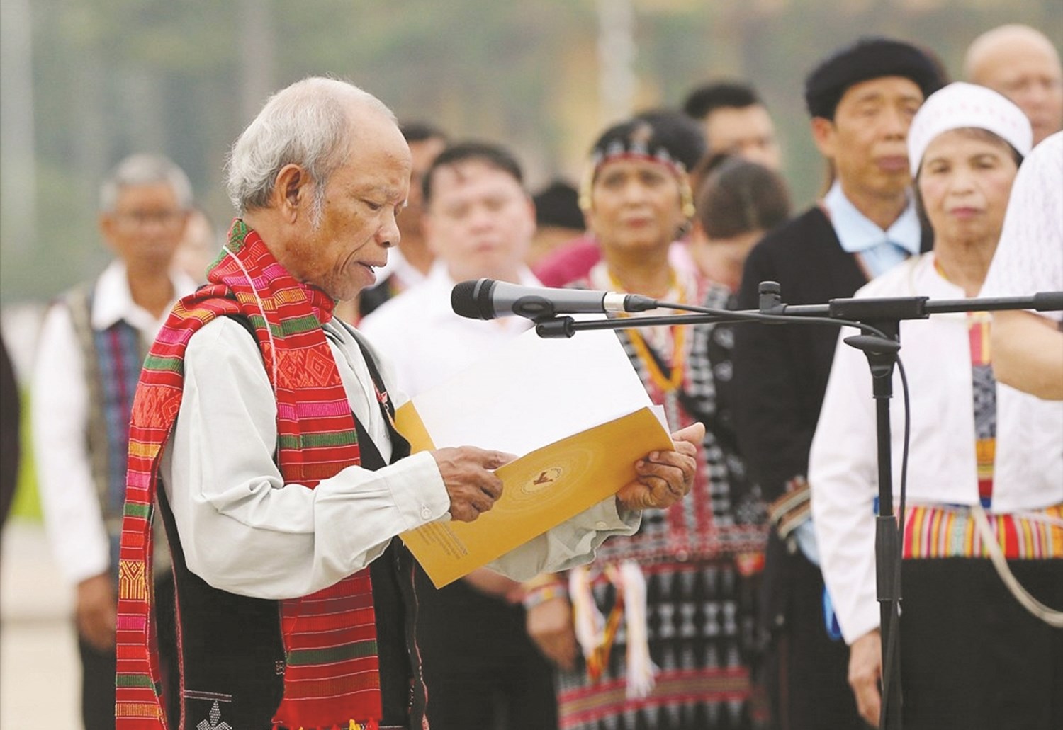 Già làng Hồ Văn Hạnh thay mặt già làng, Người có uy tín trong đồng bào DTTS báo công tại Lăng Bác tháng 4/2024