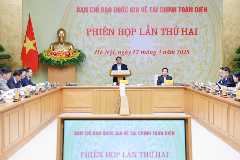 Thủ tướng nêu rõ trong thời gian tới, chúng ta cần phải nỗ lực hơn nữa trong phát triển kinh tế-xã hội, bảo đảm các cân đối lớn, giữ vững ổn định kinh tế vĩ mô và nâng cao chất lượng cuộc sống của người dân, trong đó một trong những giải pháp quan trọng, then chốt là đẩy mạnh triển khai thực hiện tài chính toàn diện tại Việt Nam - Ảnh: VGP/Nhật Bắc