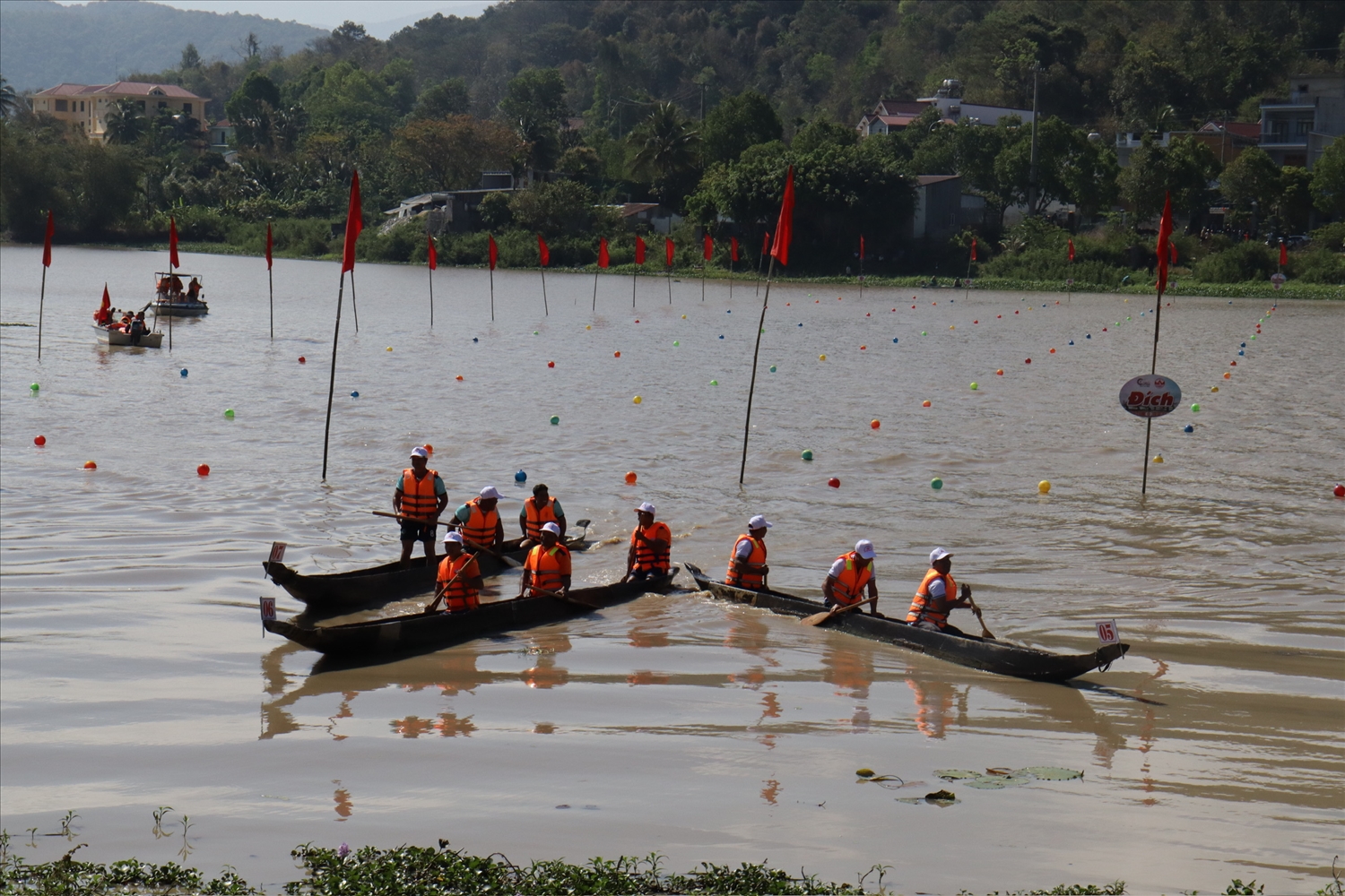 Em kg tin: Độc đáo Hội đua thuyền độc mộc trên hồ Lắk 7