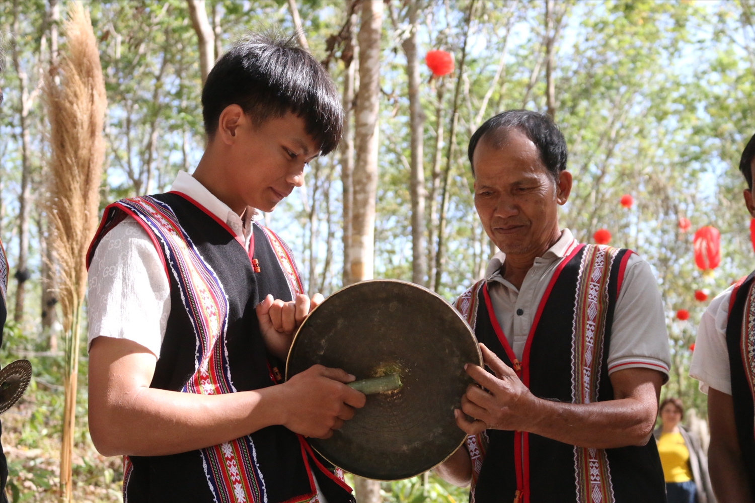 Ông A Xê (bên trái), làng Kon Hrế, xã Ngọk Réo luôn nỗ lực truyền dạy cồng chiêng cho thế hệ trẻ