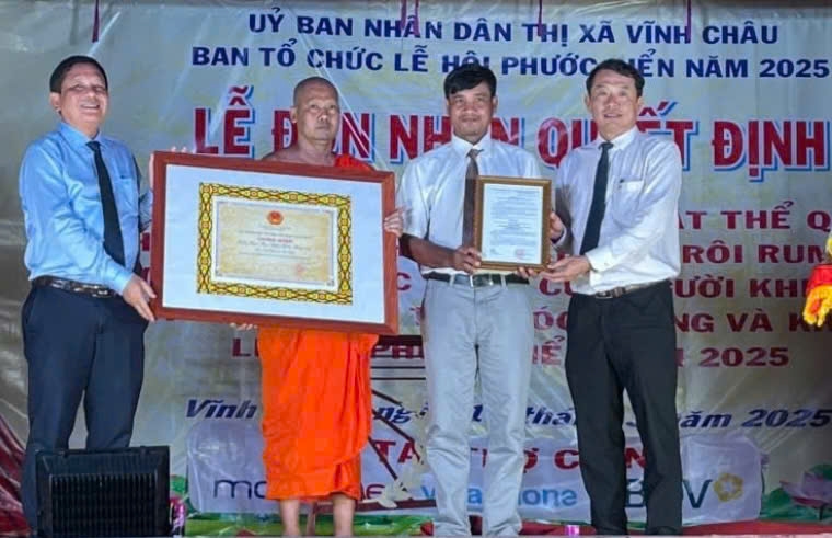 Bí thư Thị ủy Vĩnh Châu Dương Sà Kha (bìa trái) và Phó Chủ tịch UBND tỉnh Sóc Trăng Nguyễn Văn Khởi (bìa phải) trao chứng nhận Lễ hội Chrôi Rum Chếk (Phước Biển) được đưa vào Danh mục Di sản văn hóa phi vật thể quốc gia